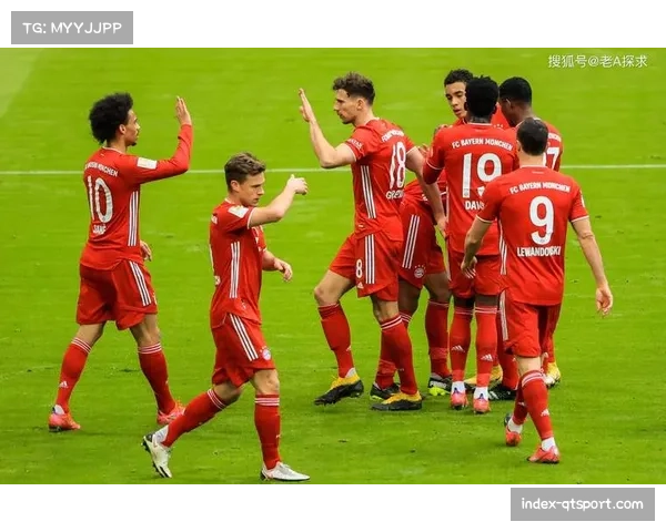 场边镜头：拜仁慕尼黑主帅在场边激烈抗议，被主裁判出示黄牌警告